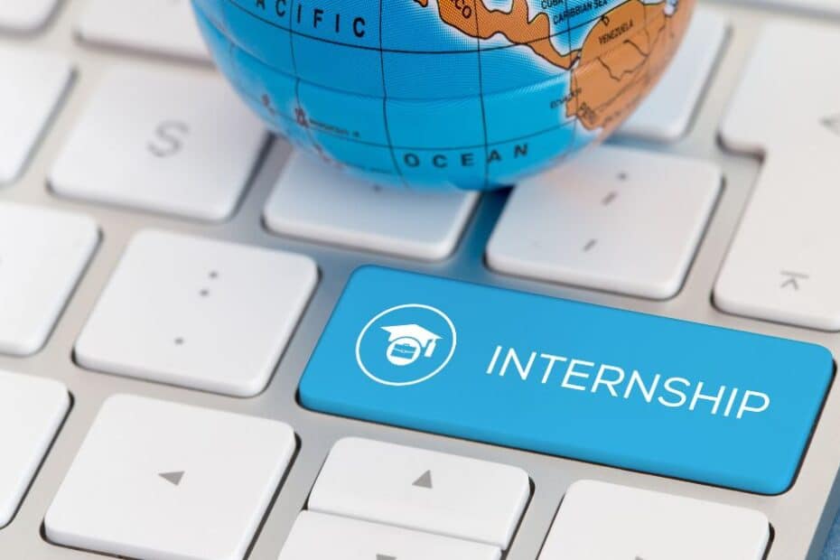 Keyboard that says Internship