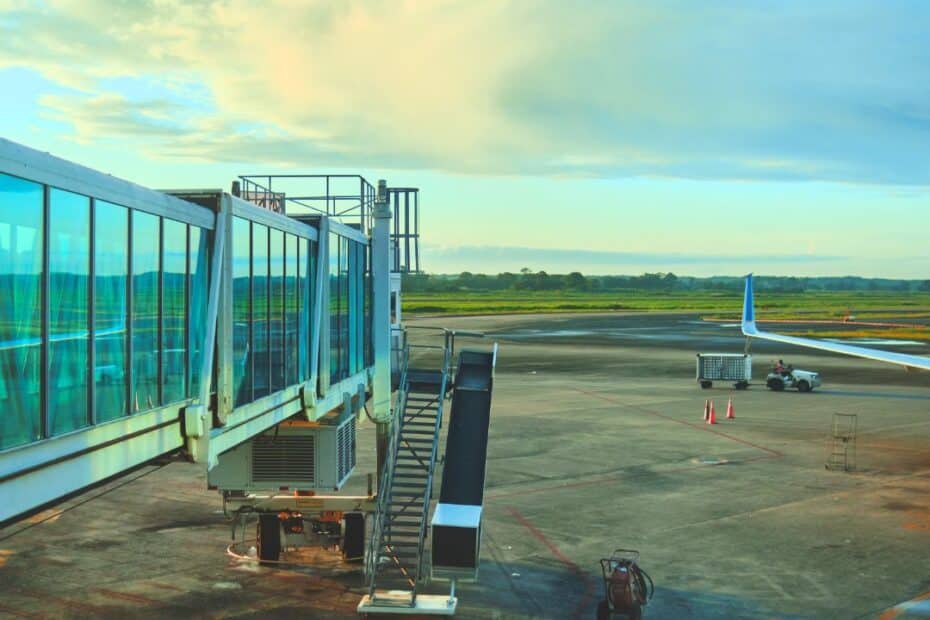 Passenger bridge and platform at Tocumen Airport